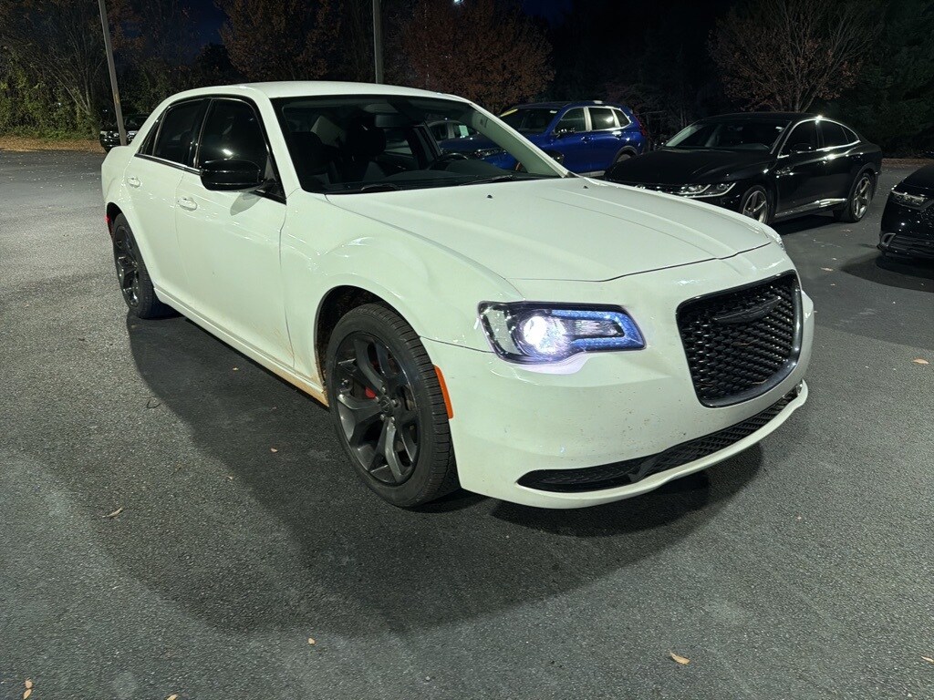 2022 Chrysler 300 Touring photo 2