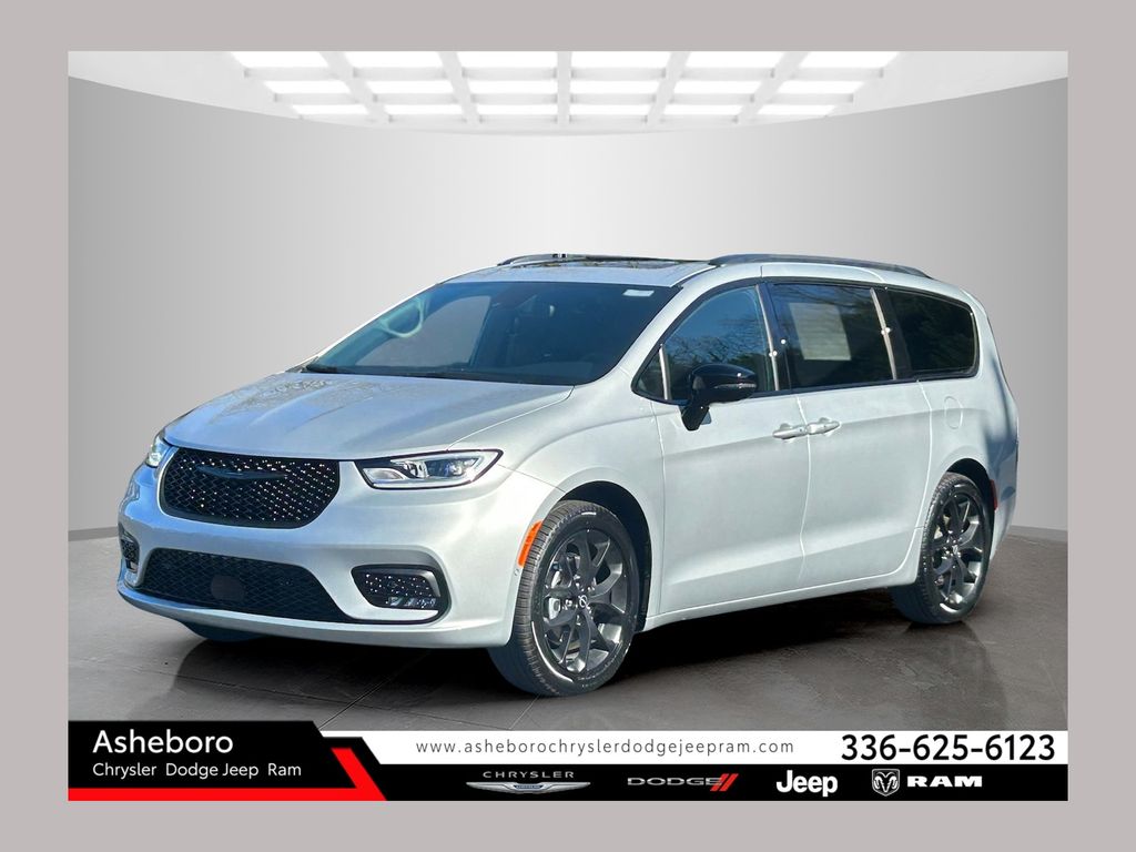 2026 Chrysler Pacifica Limited's photo