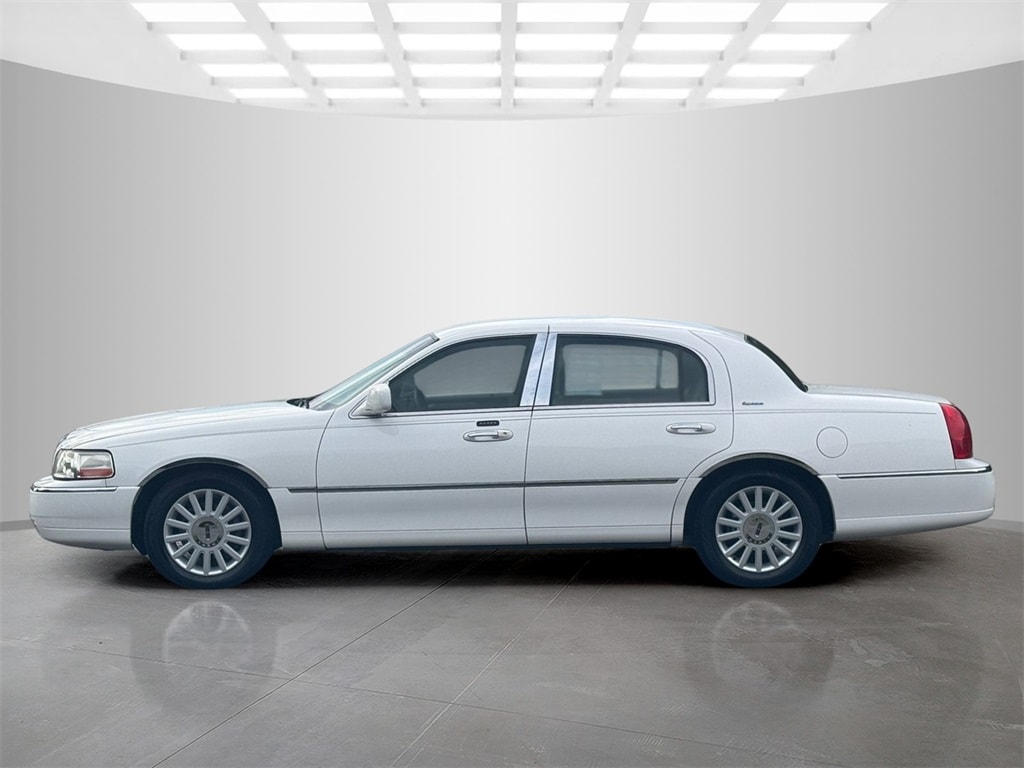 Used 2005 Lincoln Town Car Signature Sedan