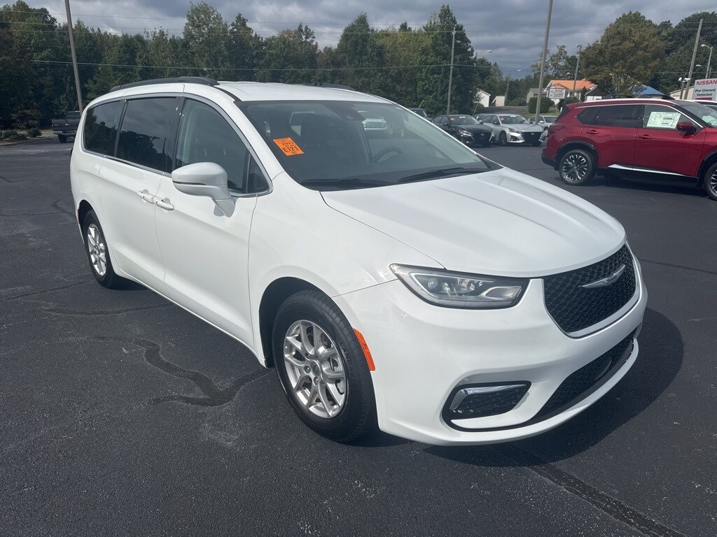 2022 Chrysler Pacifica Touring L photo 2