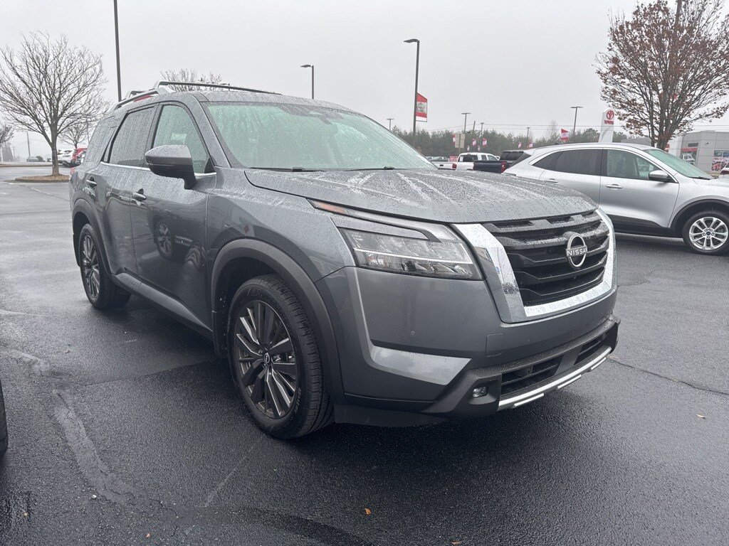 2022 Nissan Pathfinder SL photo 2