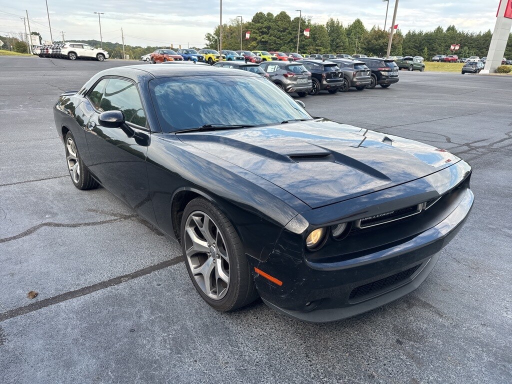 2017 Dodge Challenger SXT photo 2