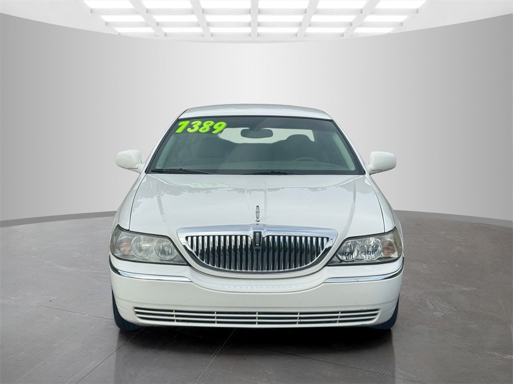 Used 2005 Lincoln Town Car Signature Sedan