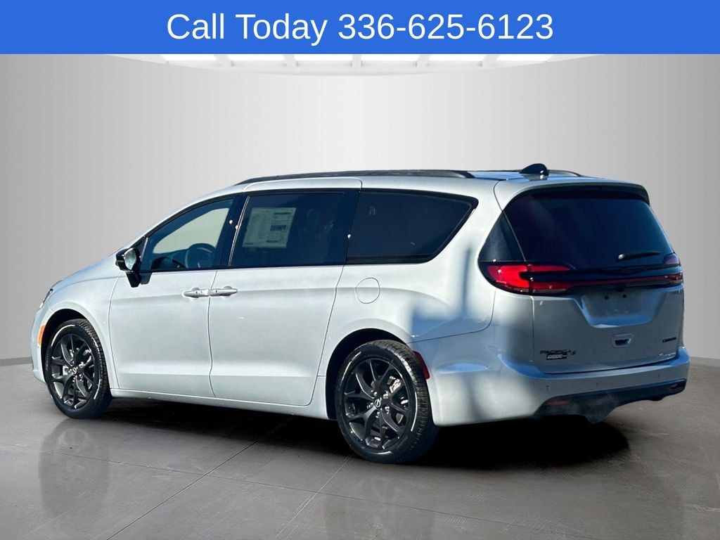 New 2026 Chrysler Pacifica LIMITED Passenger Van