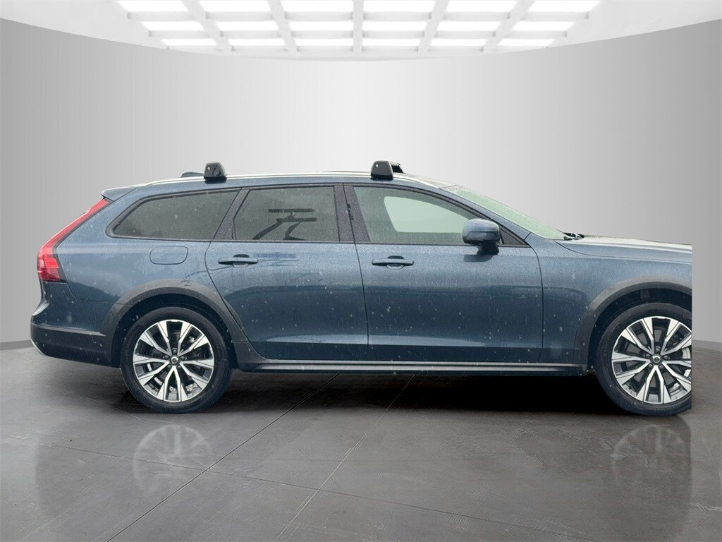 2023 Volvo V90 Cross Country B6 AWD Plus photo 4