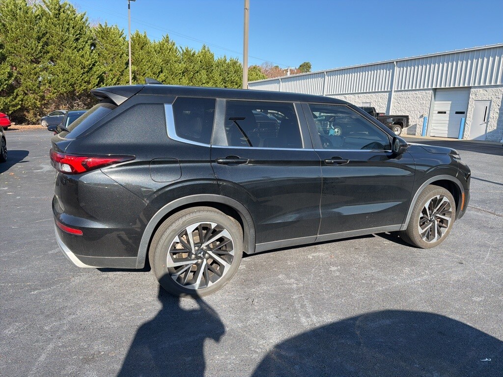 2023 Mitsubishi Outlander SE photo 3