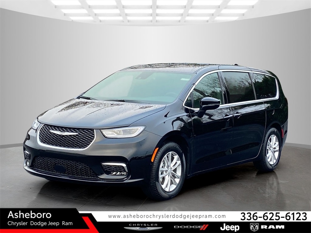 2026 Chrysler Pacifica Select's photo