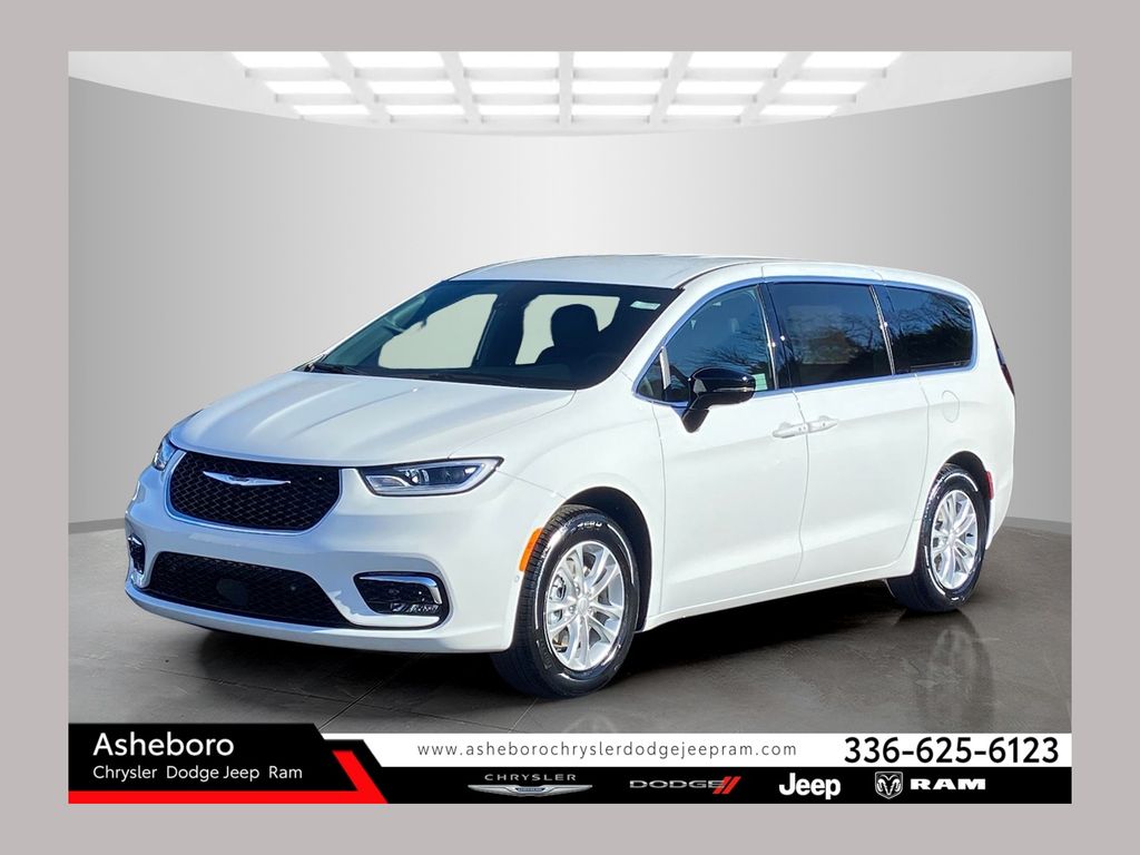 2026 Chrysler Pacifica Select's photo