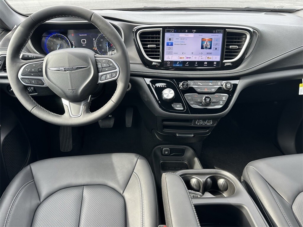 2025 Chrysler Pacifica photo 4