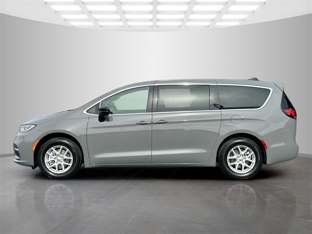 2025 Chrysler Pacifica photo 2