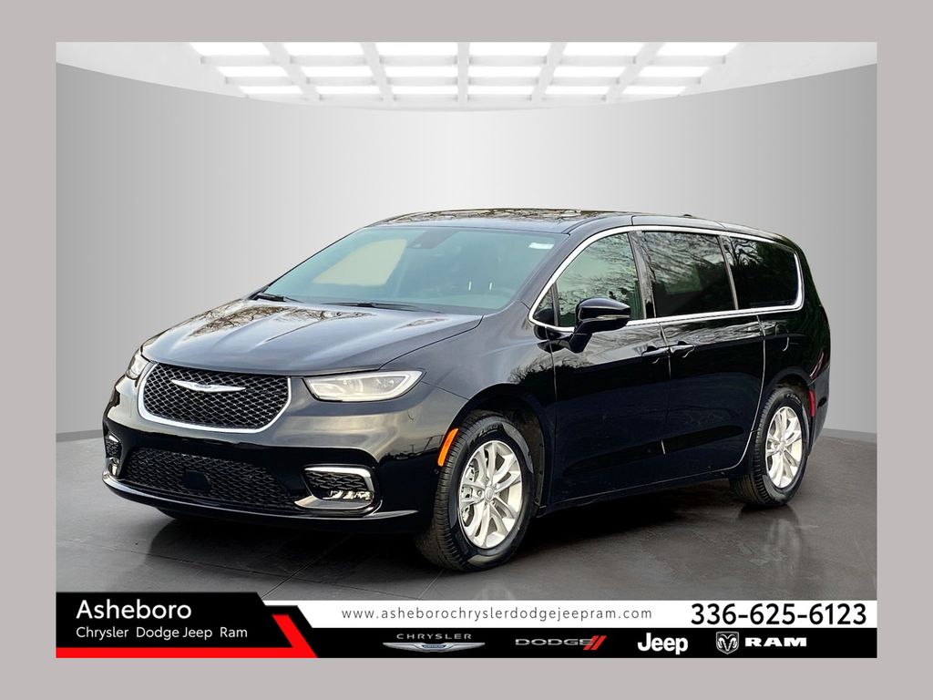 2026 Chrysler Pacifica Select's photo