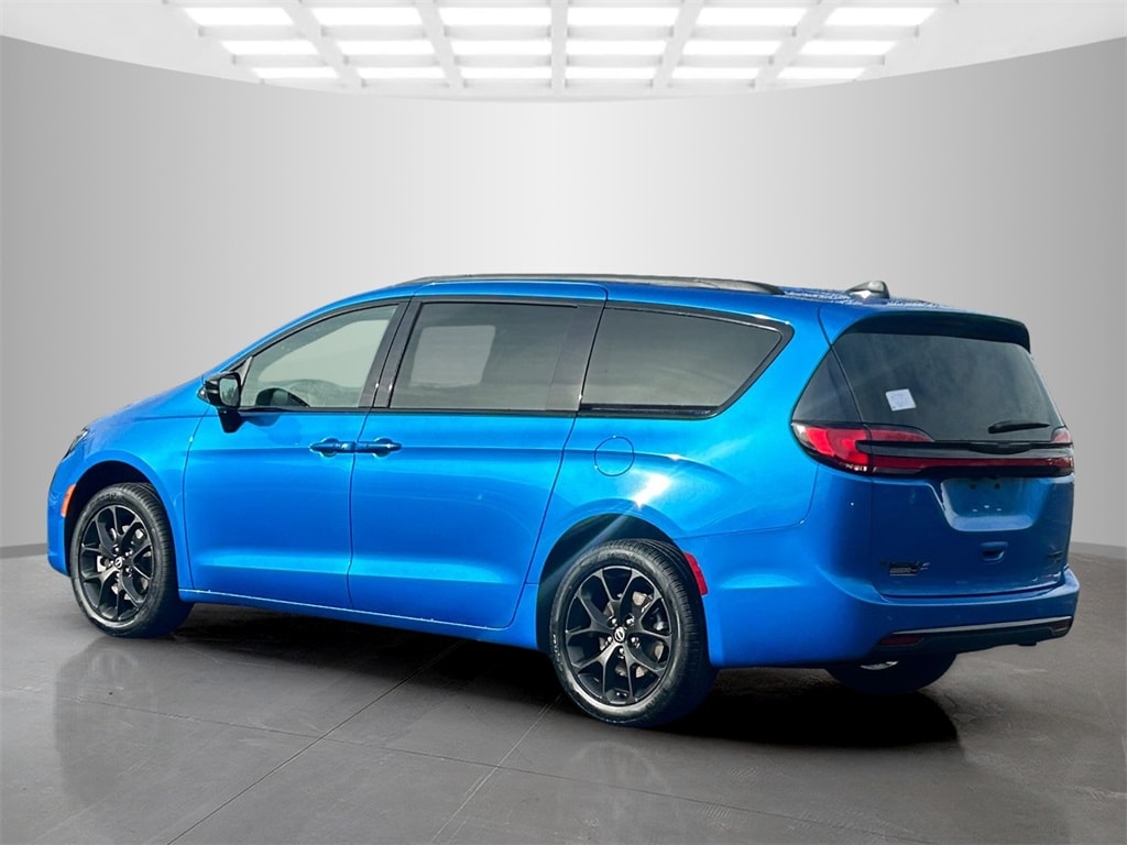 New 2026 Chrysler Pacifica LIMITED AWD Passenger Van