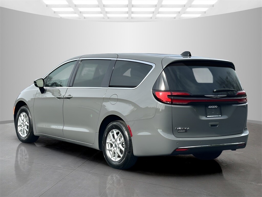 2025 Chrysler Pacifica photo 3