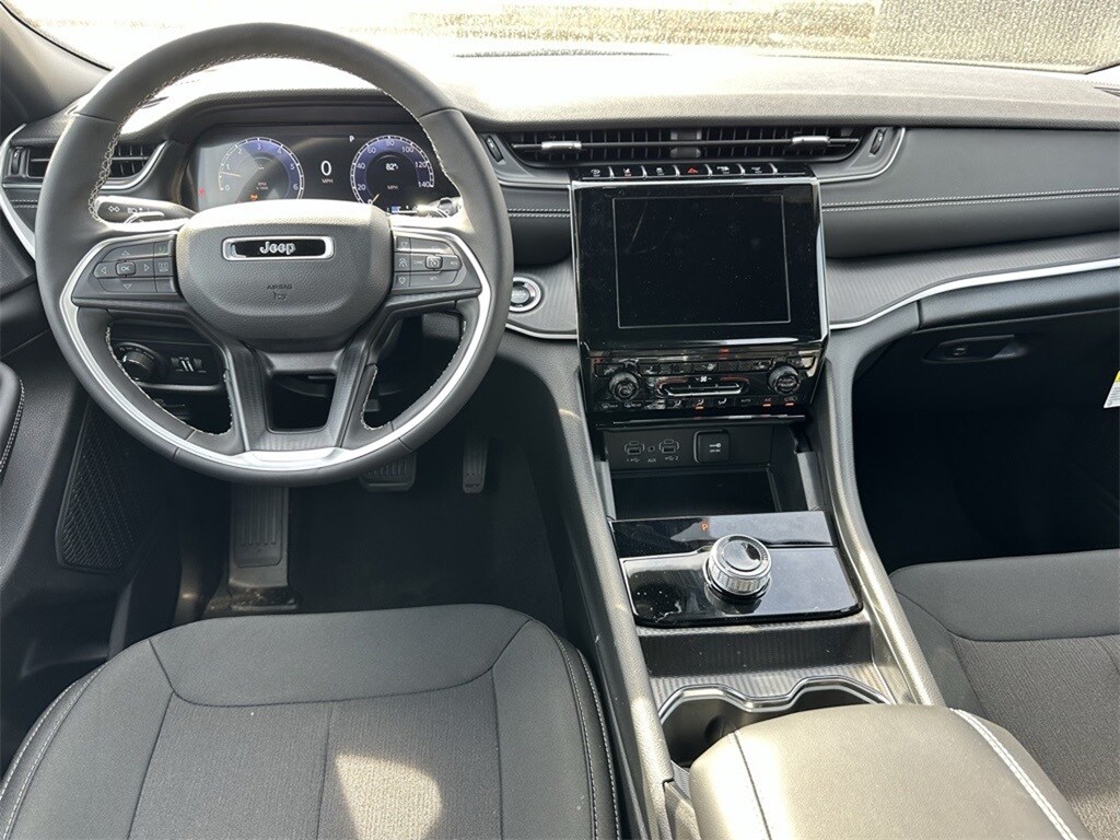 2025 Jeep Grand Cherokee Laredo photo 4