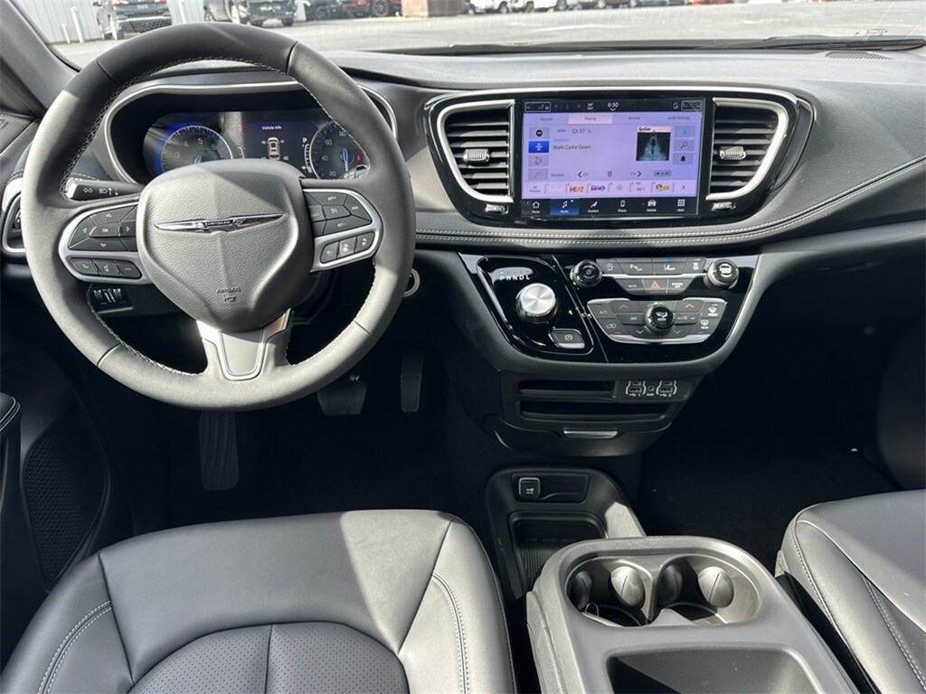 2025 Chrysler Pacifica photo 4