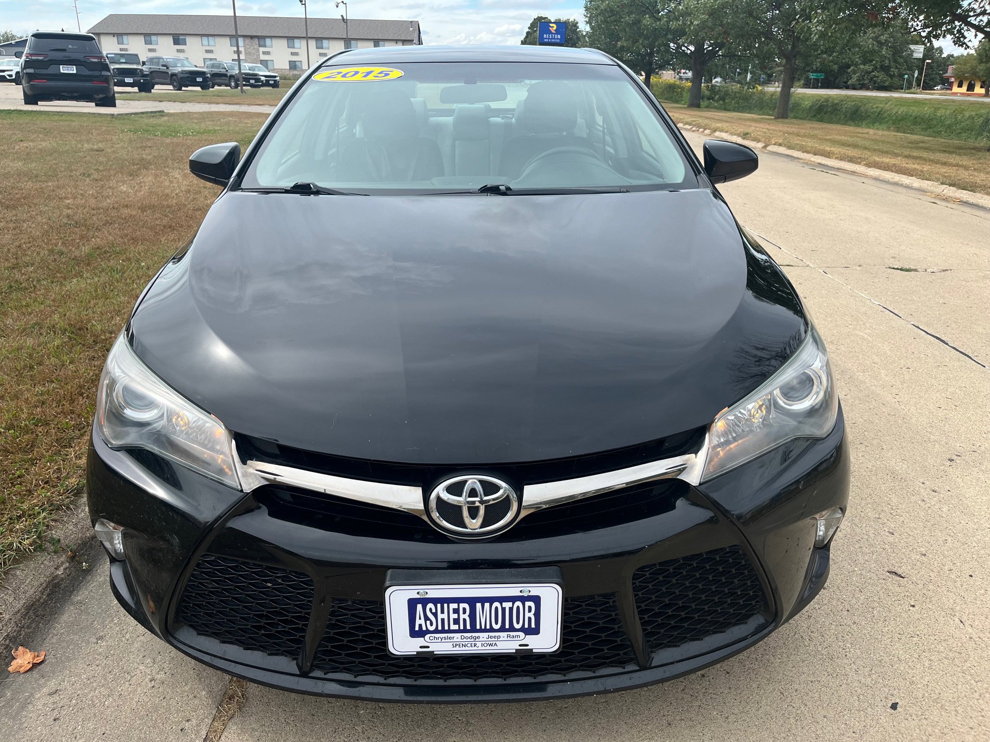 2015 Toyota Camry SE photo 3
