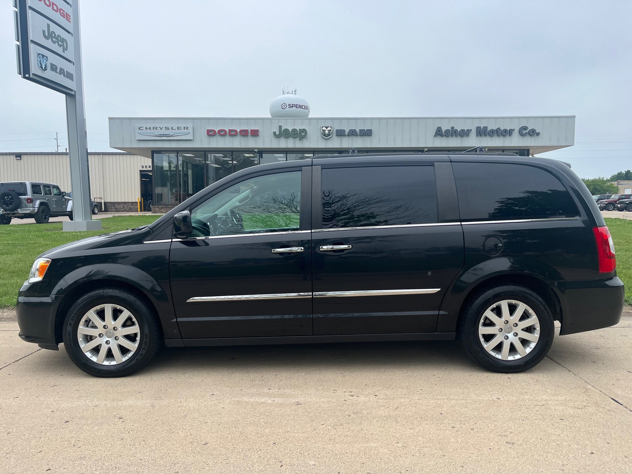 2016 Chrysler Town & Country Touring's photo