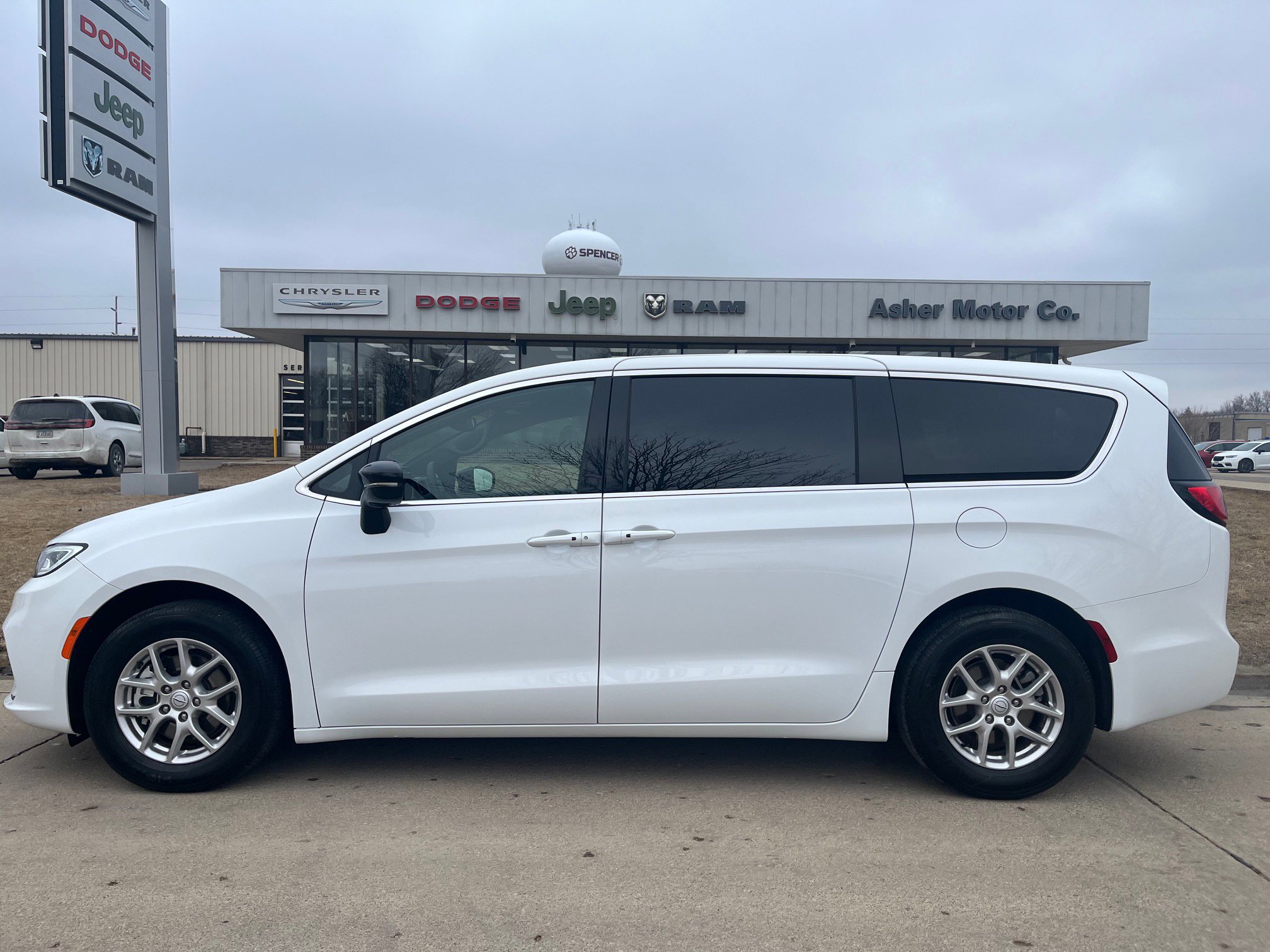 2025 Chrysler Pacifica Select's photo