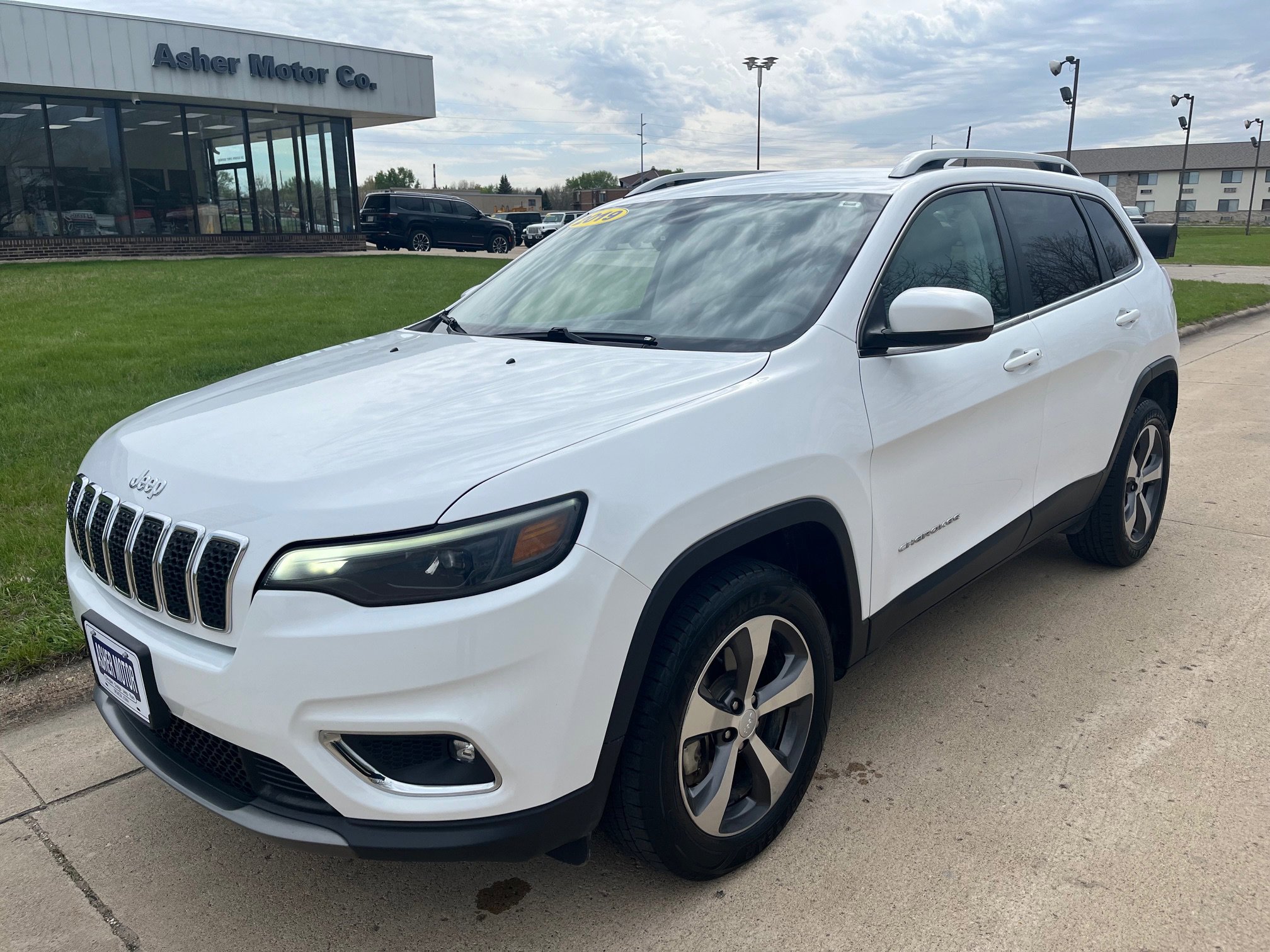 Used 2019 Jeep Cherokee Limited with VIN 1C4PJMDX6KD268475 for sale in Spencer, IA
