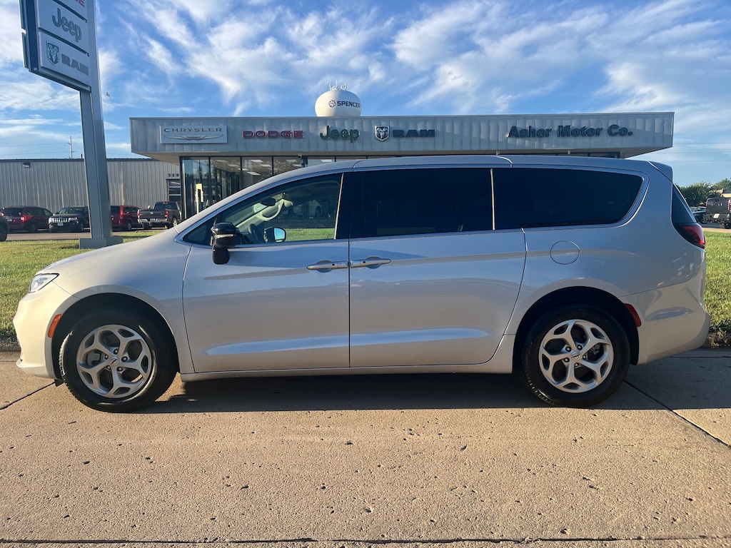 Used 2024 Chrysler Pacifica Limited AWD
