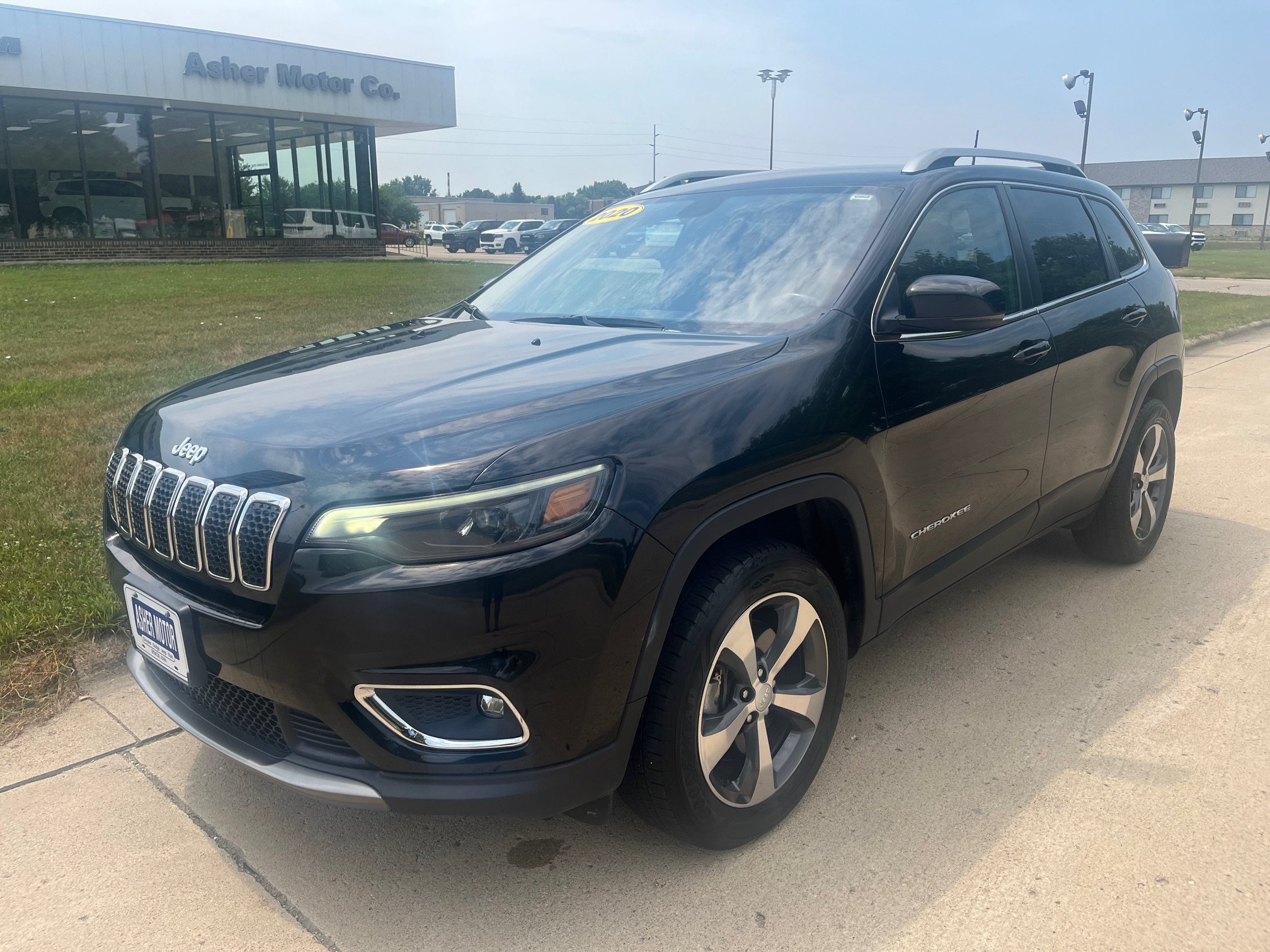 Used 2020 Jeep Cherokee Limited with VIN 1C4PJMDX6LD566834 for sale in Spencer, IA