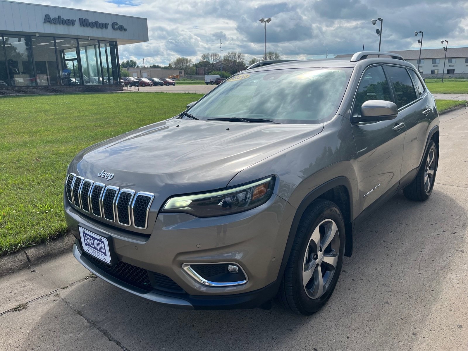 Used 2020 Jeep Cherokee Limited with VIN 1C4PJMDX1LD561752 for sale in Spencer, IA