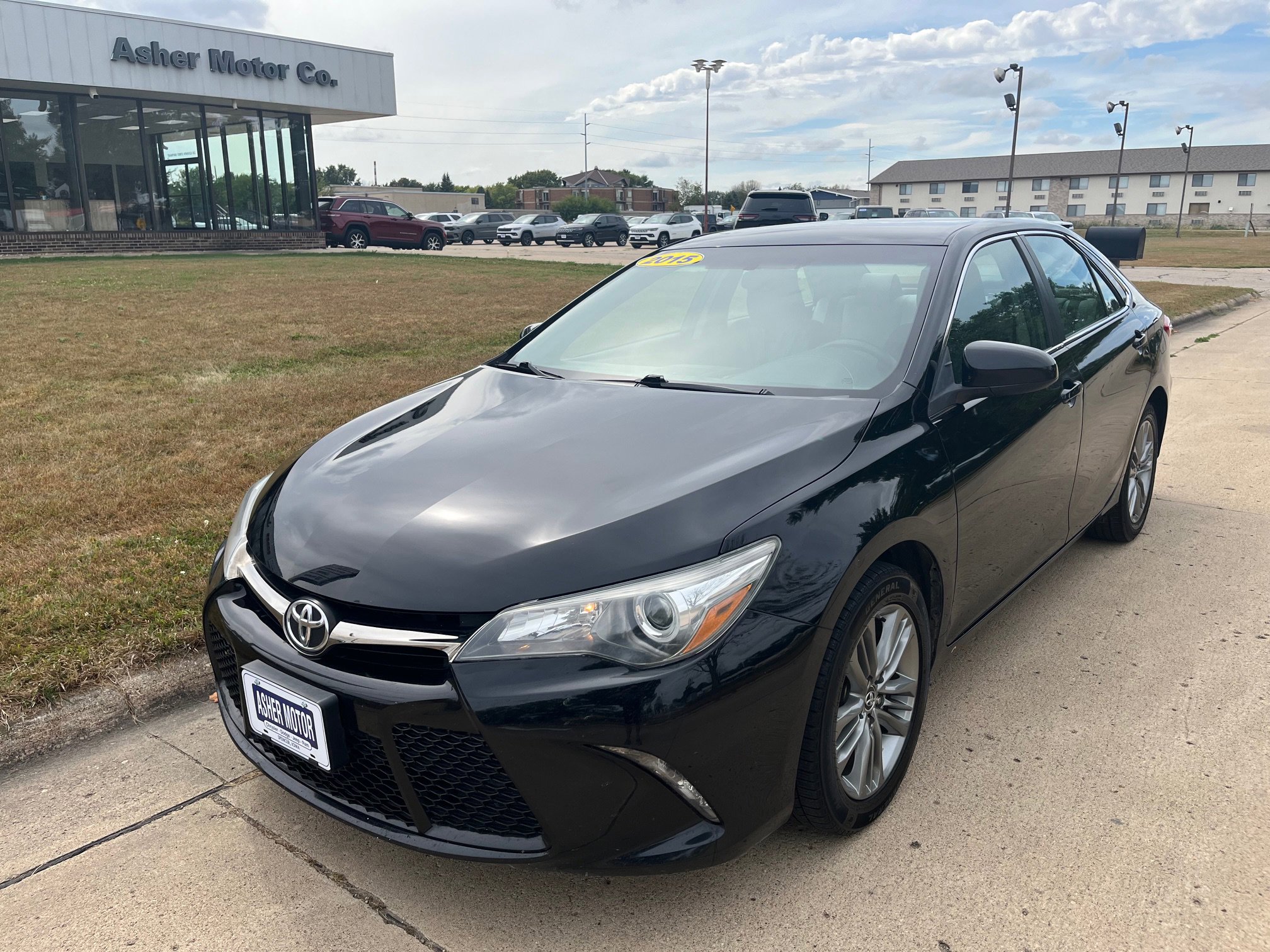 2015 Toyota Camry SE photo 2