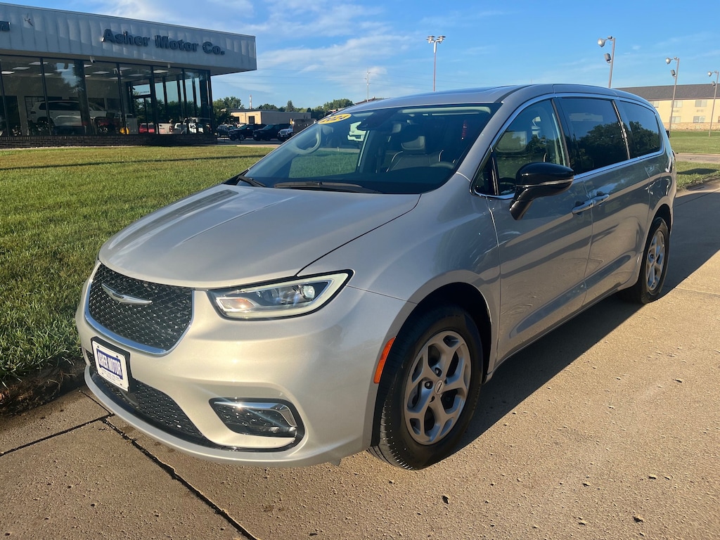 Used 2024 Chrysler Pacifica Limited AWD