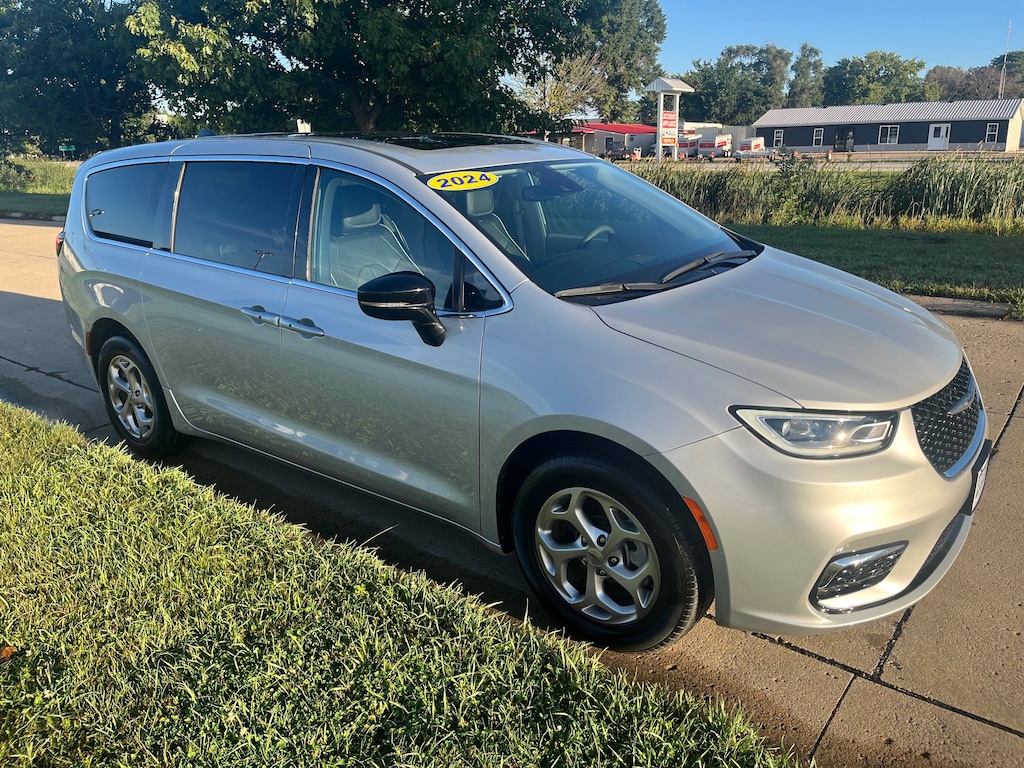 Used 2024 Chrysler Pacifica Limited AWD