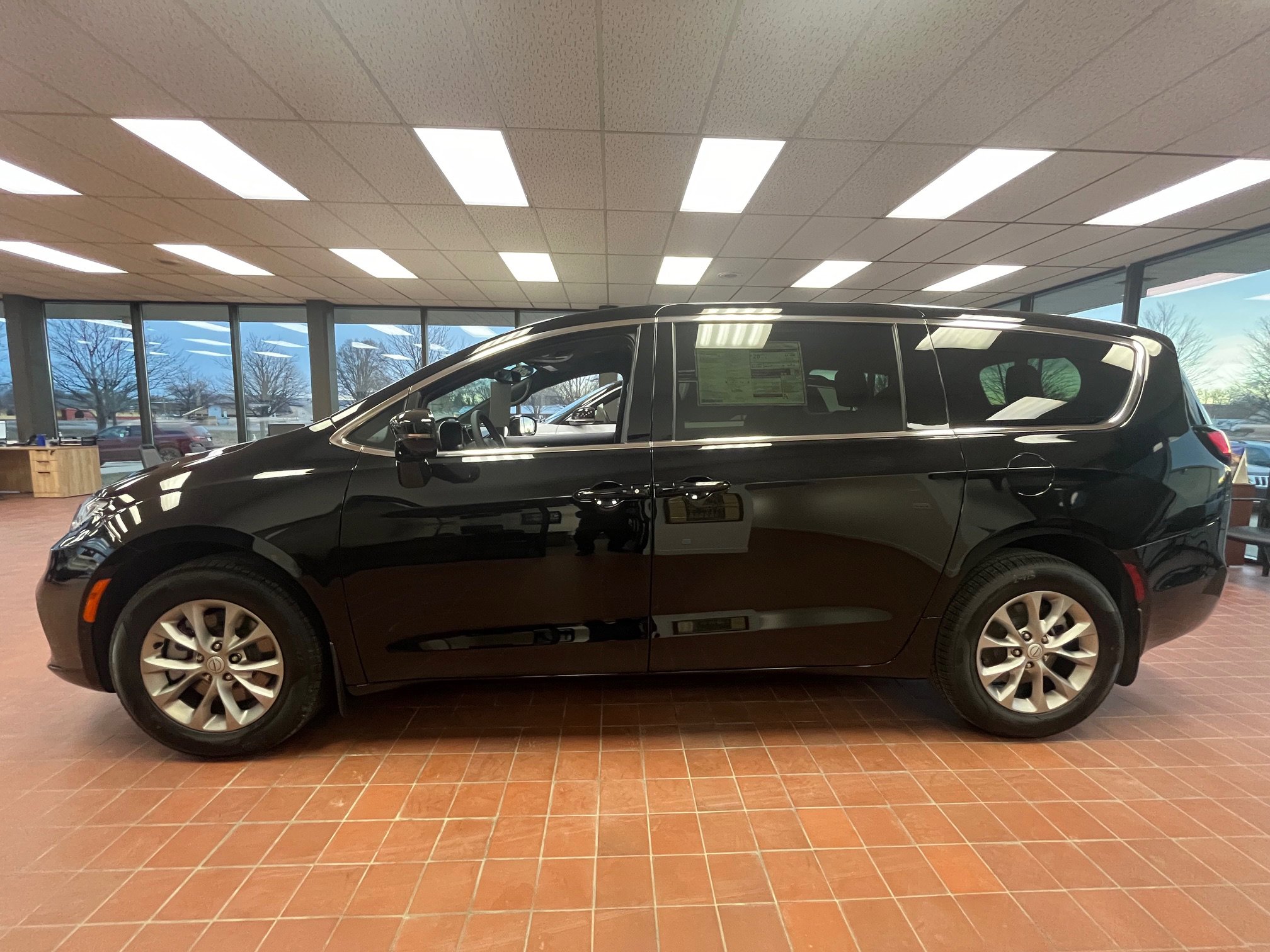 2026 Chrysler Pacifica Select's photo