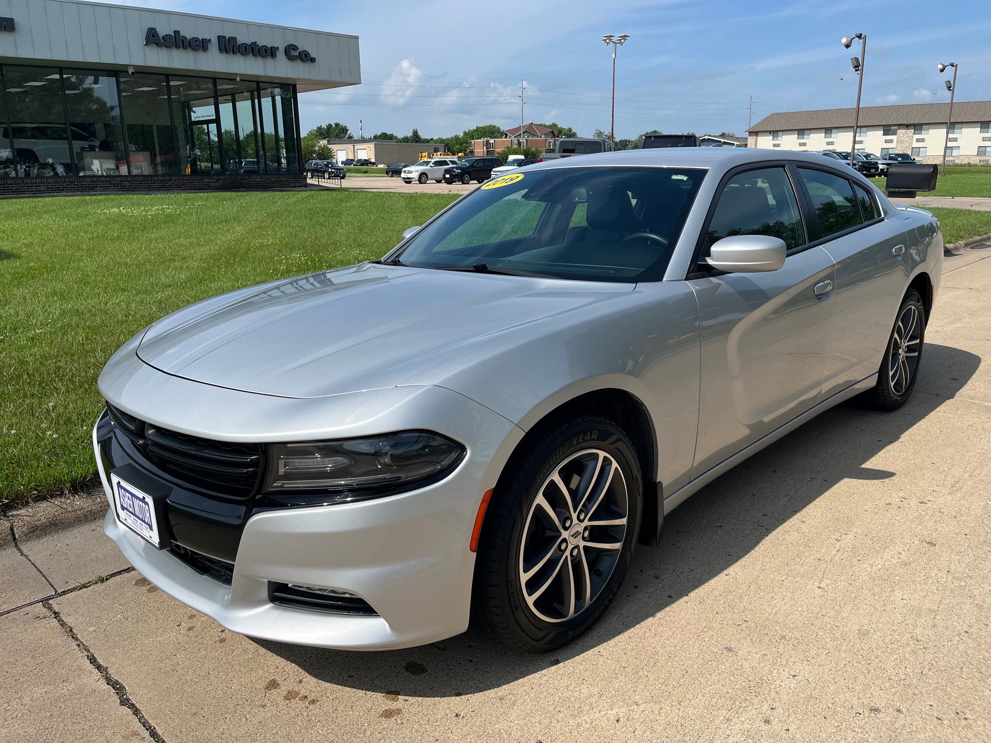 2019 Dodge Charger SXT AWD photo 2