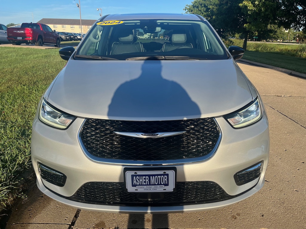 Used 2024 Chrysler Pacifica Limited AWD