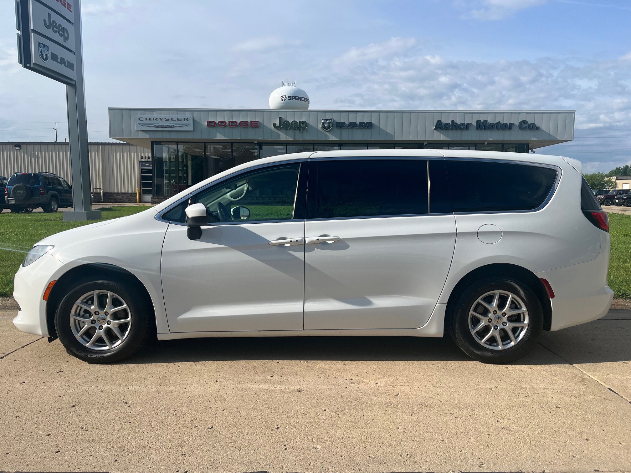 2022 Chrysler Voyager's photo