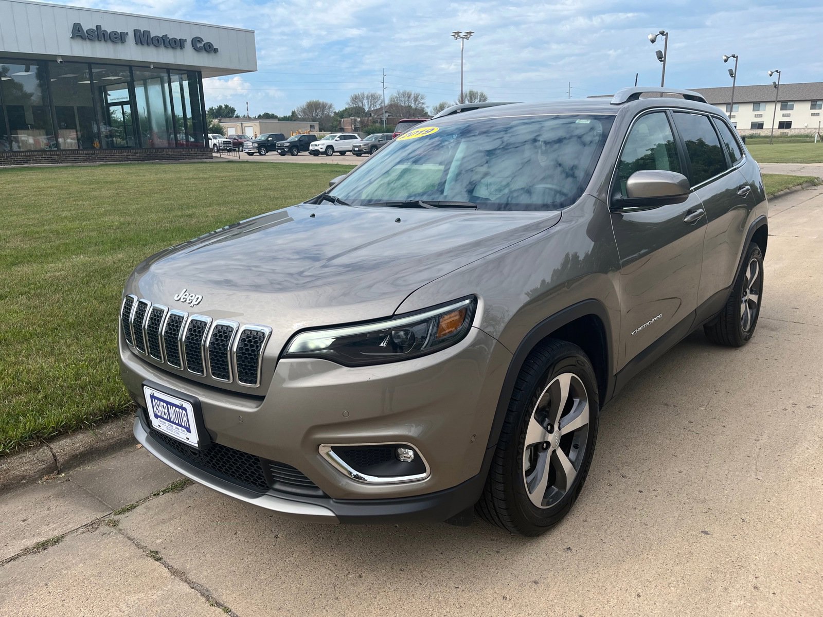 Used 2019 Jeep Cherokee Limited with VIN 1C4PJMDX2KD302945 for sale in Spencer, IA