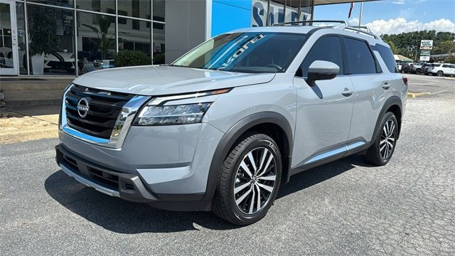 2024 Nissan Pathfinder Platinum's photo