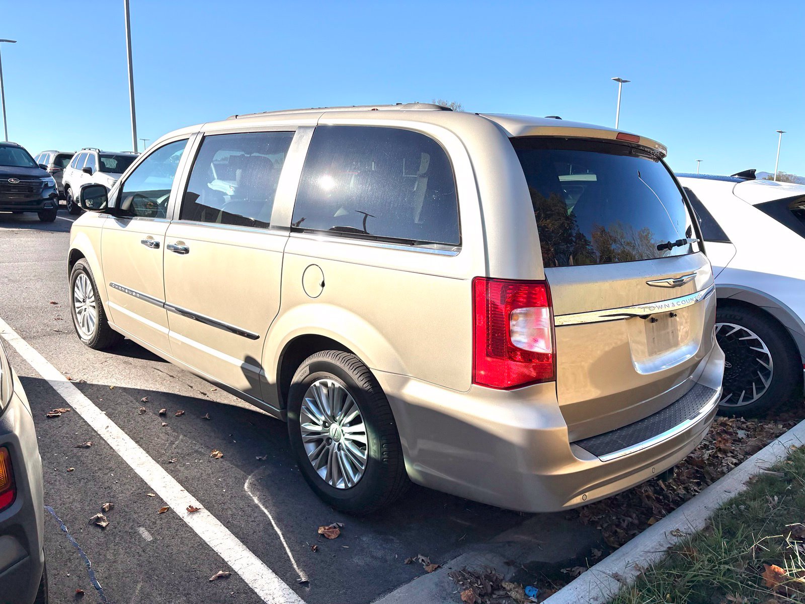Used 2016 Chrysler Town & Country Touring-L Minivan/Van