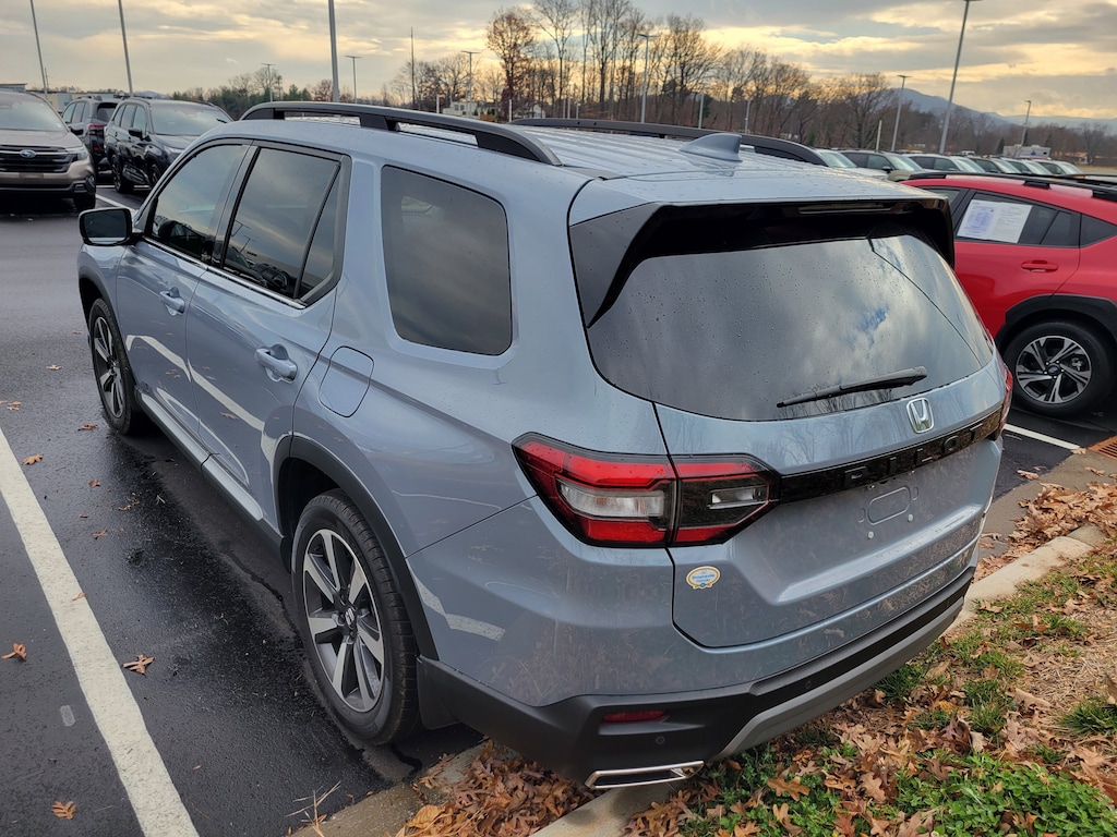Used 2025 Honda Pilot Touring Touring 2WD