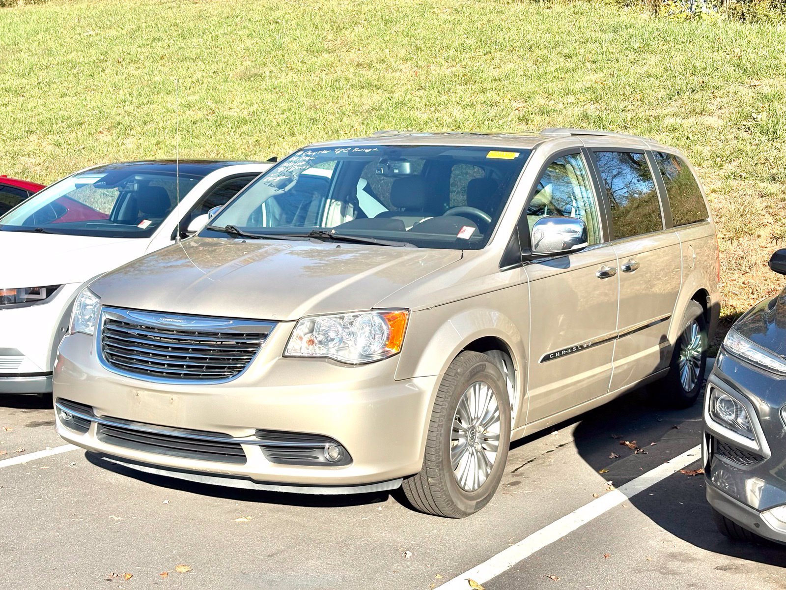 Used 2016 Chrysler Town & Country Touring-L Minivan/Van