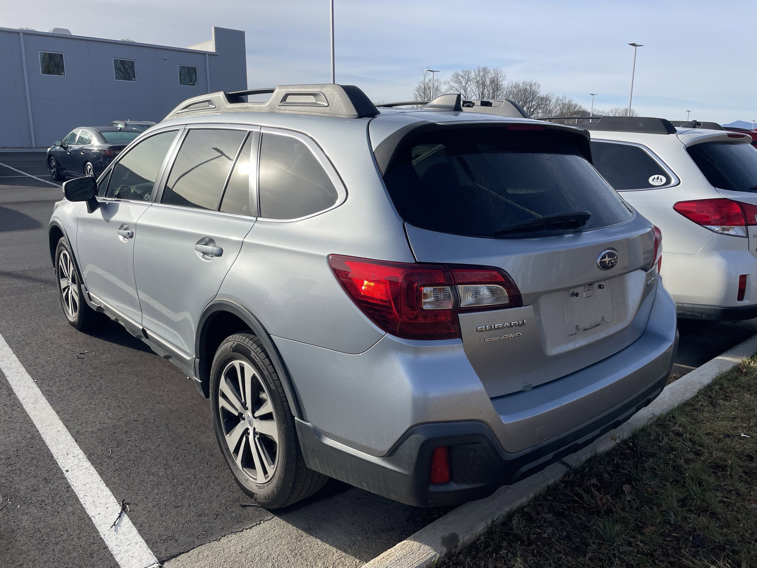 2019 Subaru Outback 2.5i photo 2