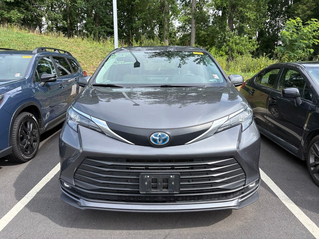 Used 2025 Toyota Sienna XLE Minivan/Van
