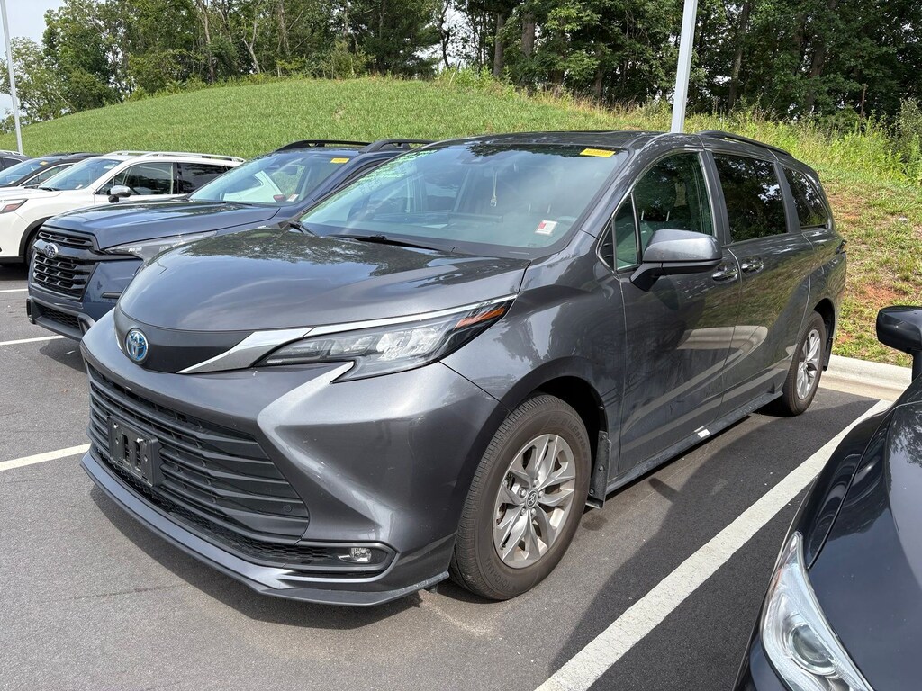Used 2025 Toyota Sienna XLE Minivan/Van