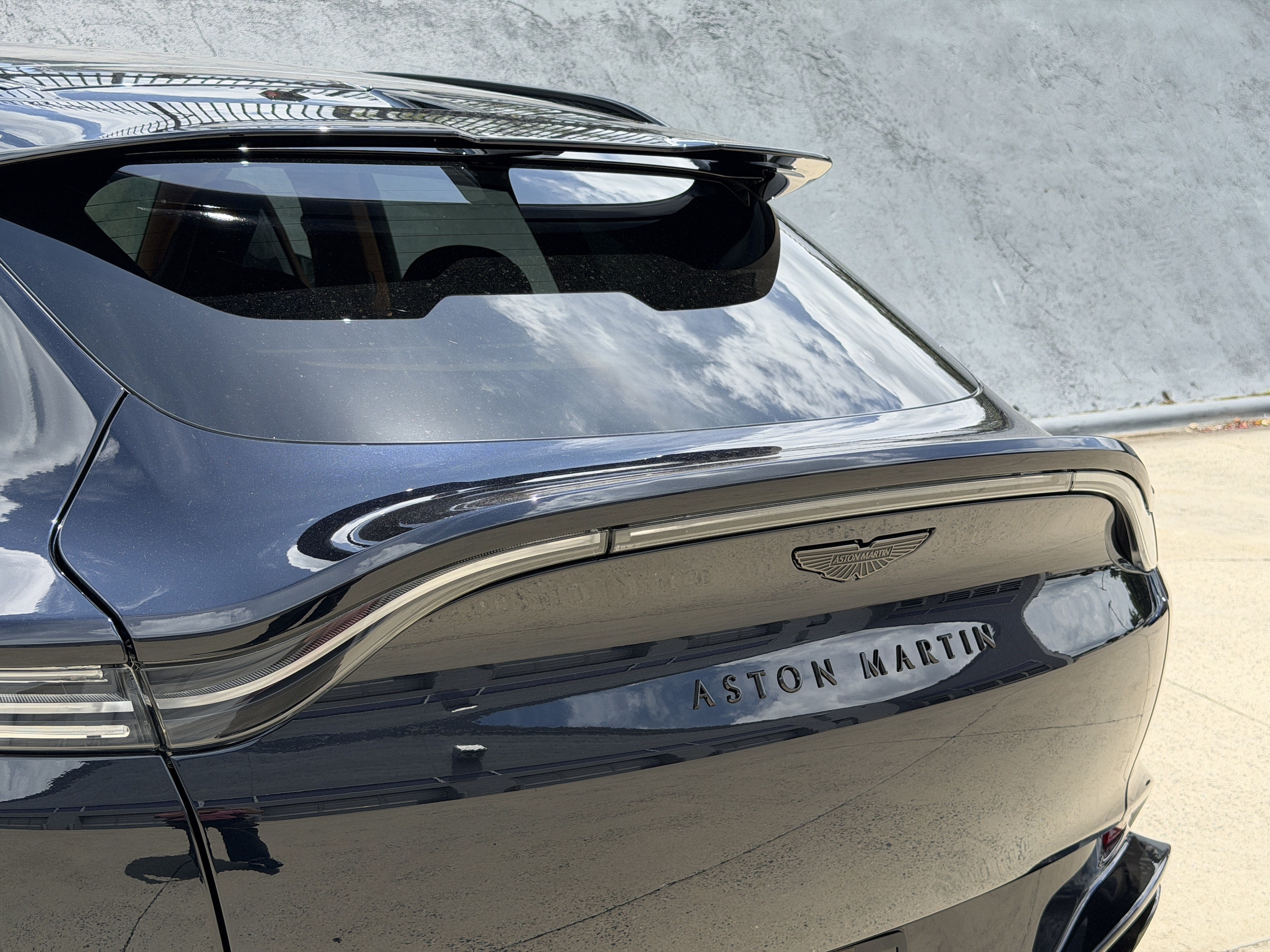Aston Martin DBX S
