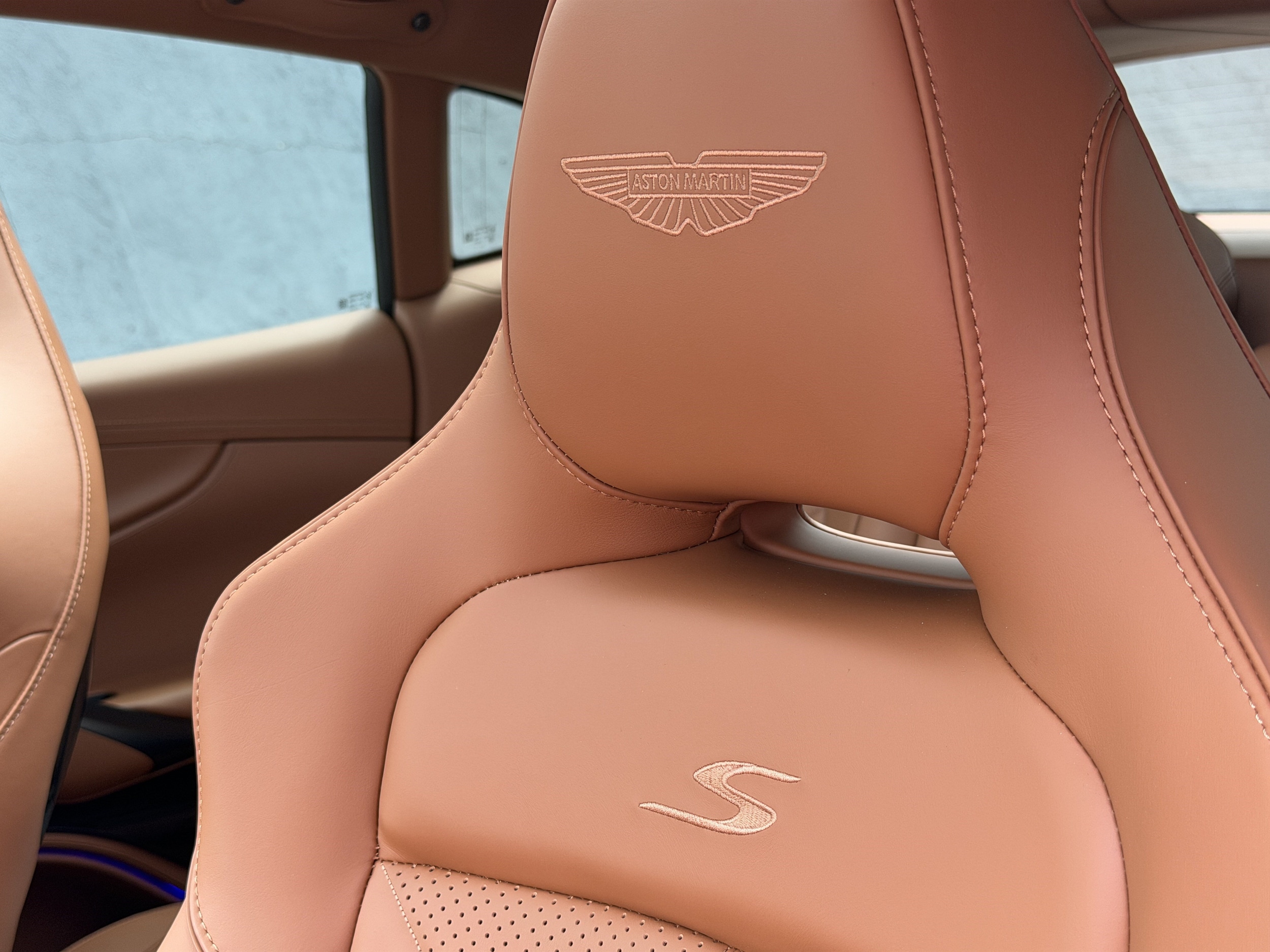 Aston Martin DBX S