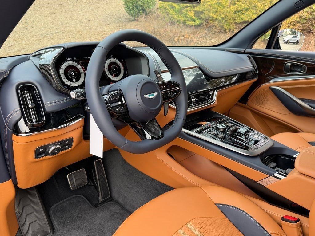 Aston Martin DBX 707