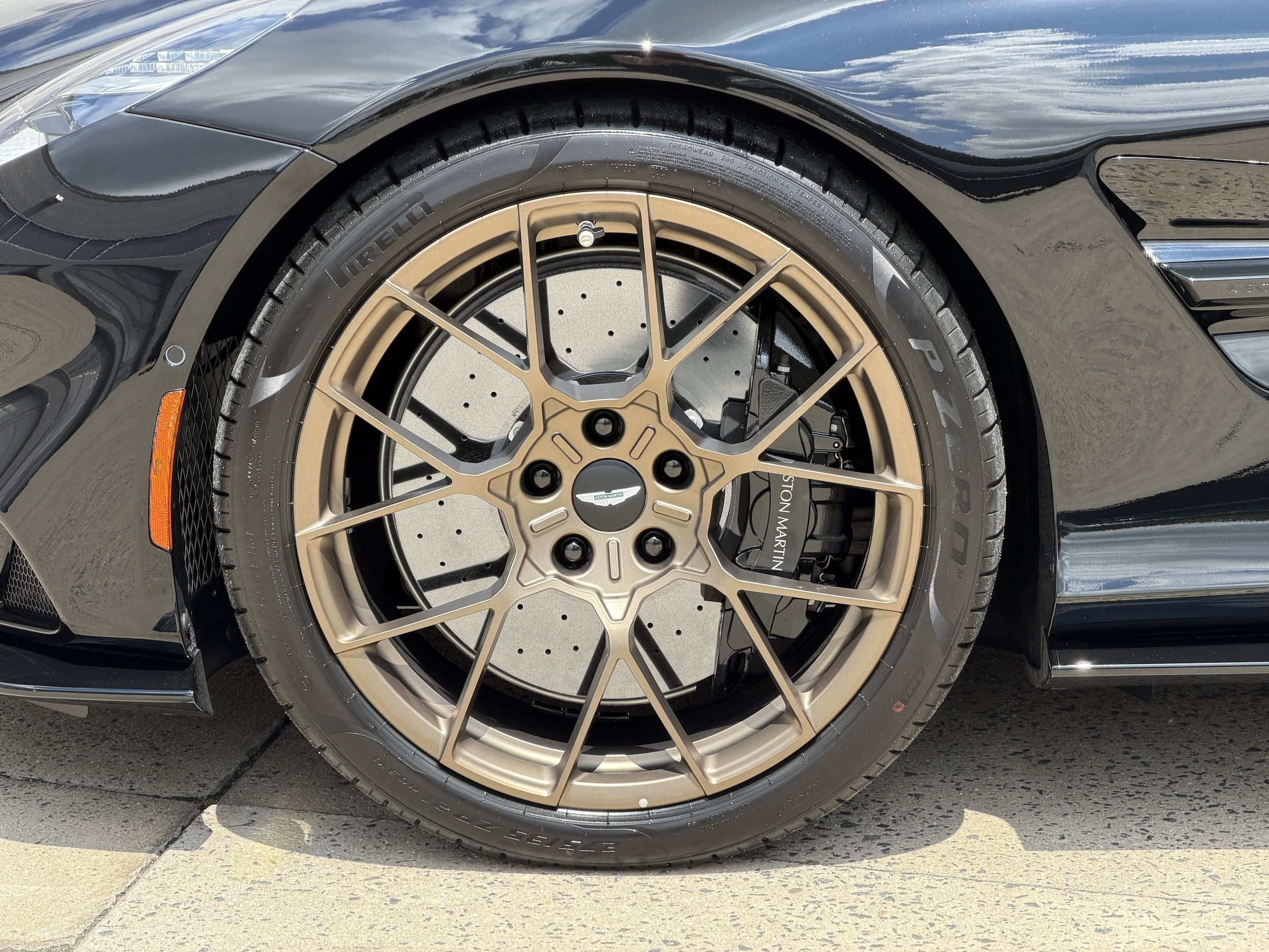 Aston Martin Vanquish V12
