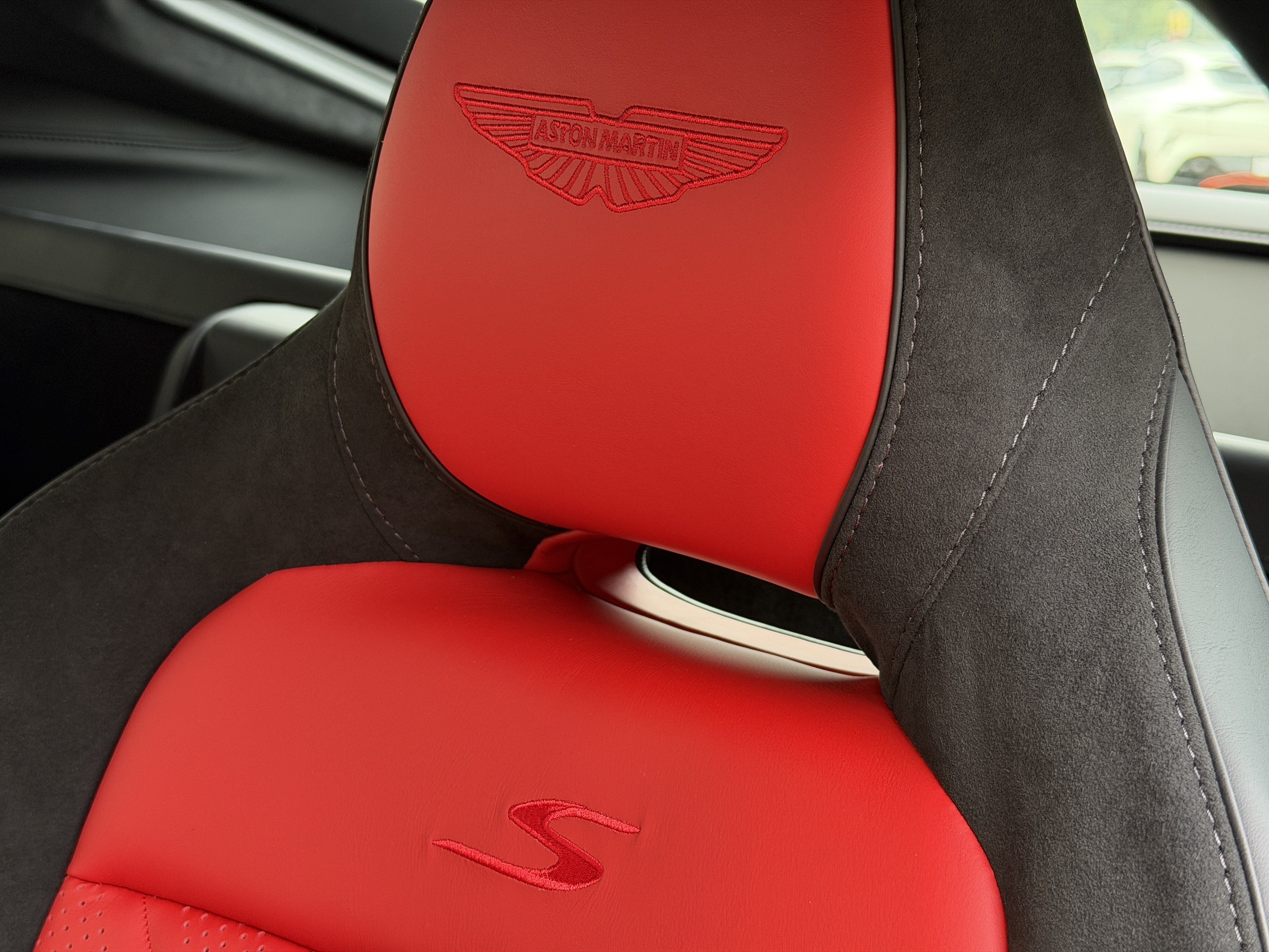 Aston Martin Vantage S