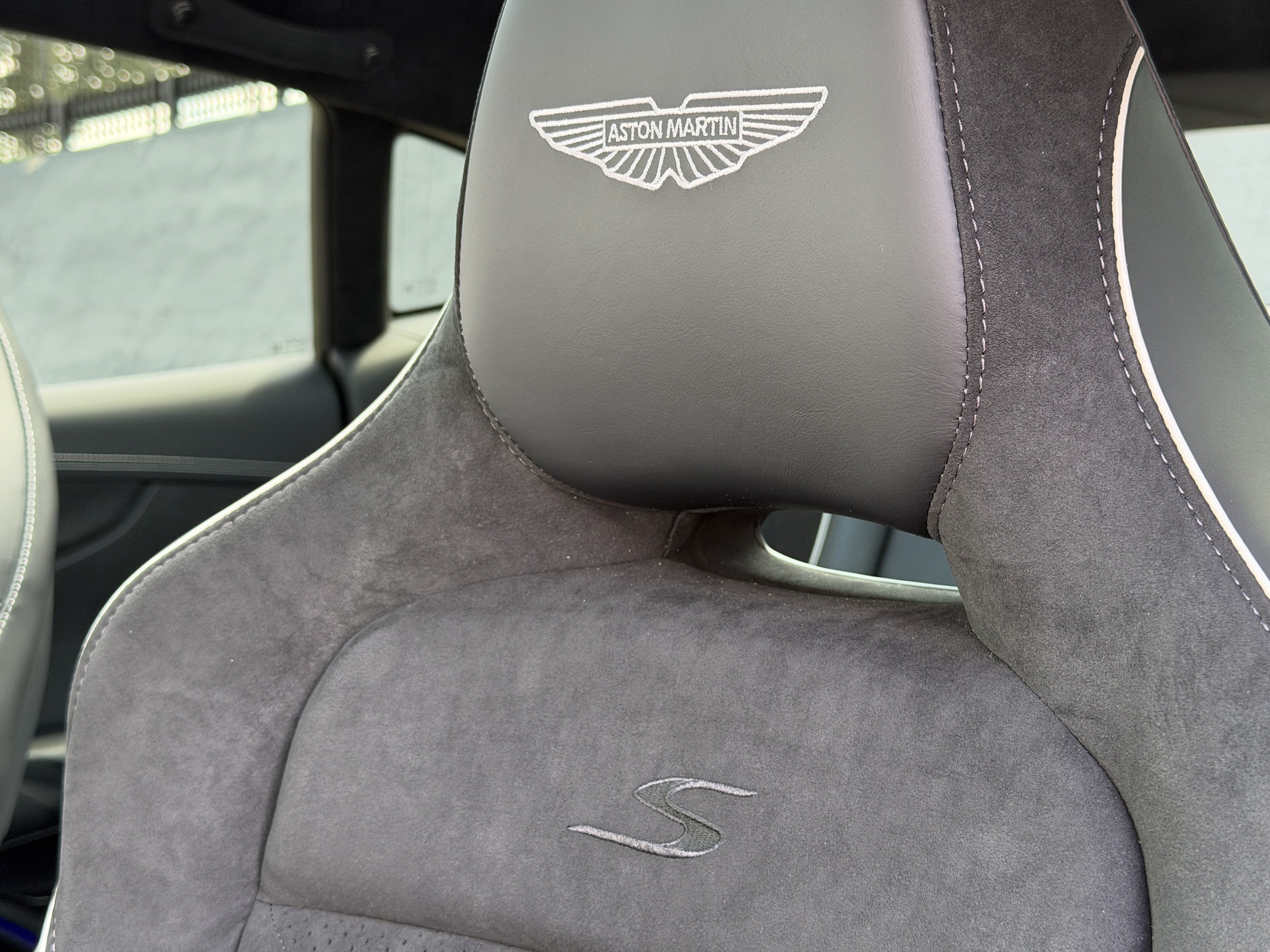 Aston Martin DBX S