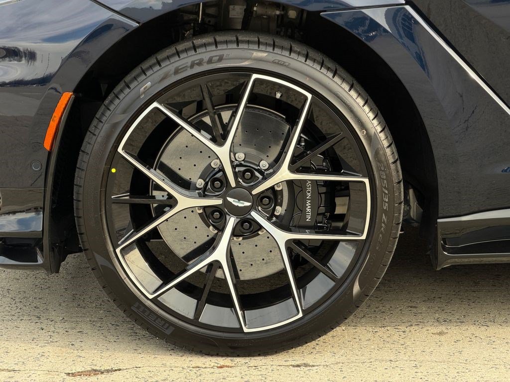 Aston Martin DBX 707