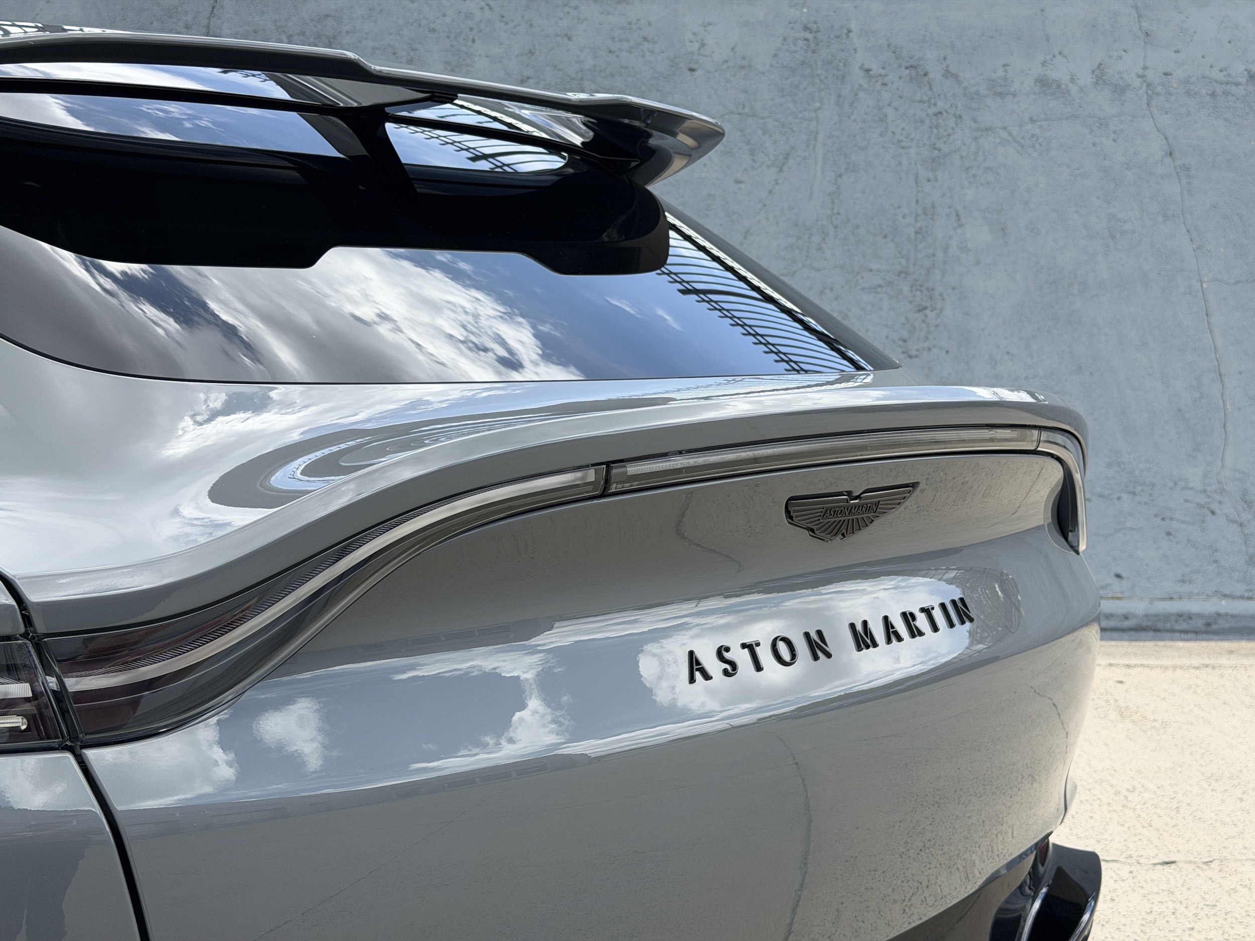 Aston Martin DBX S