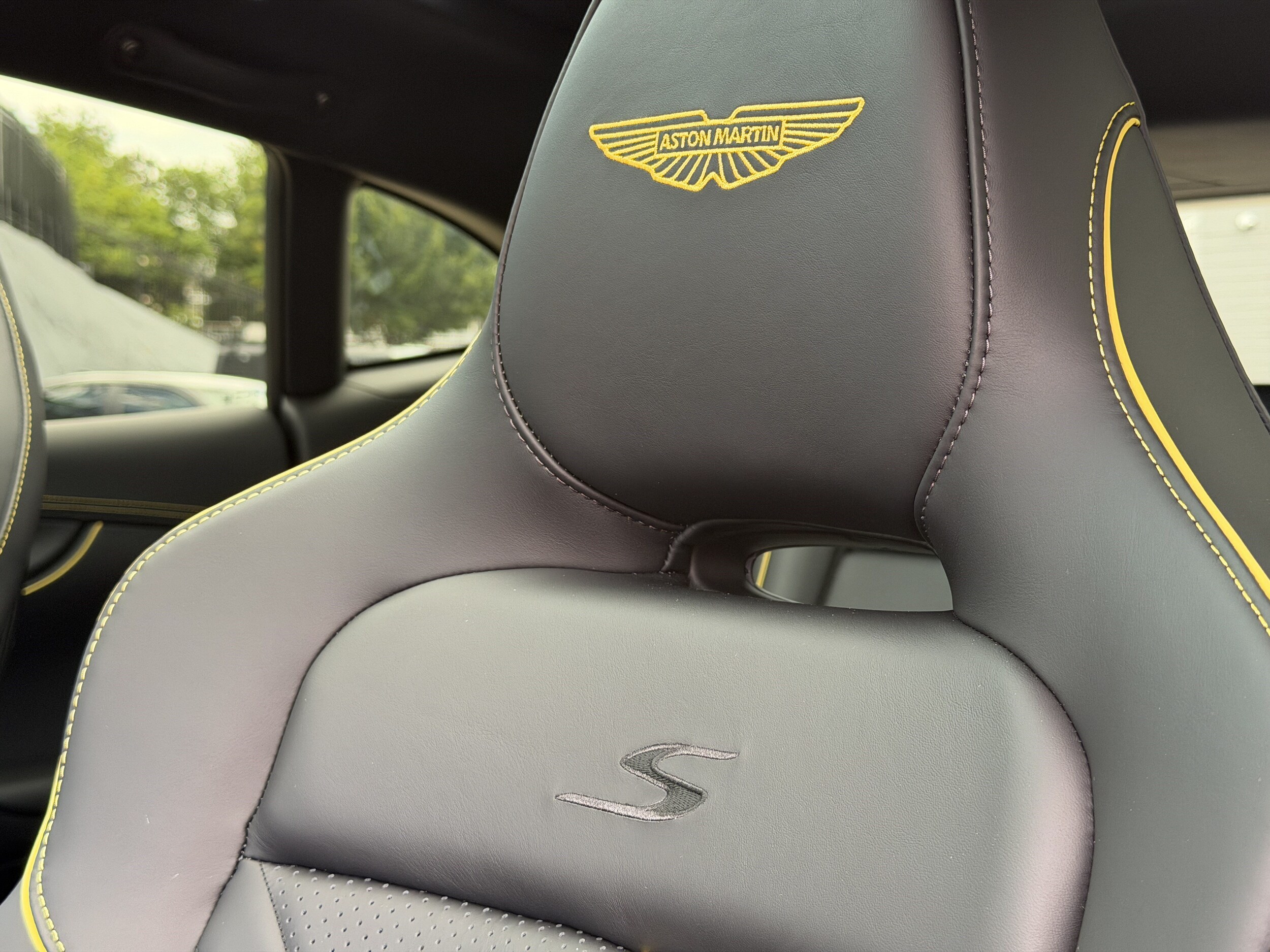 Aston Martin DBX S